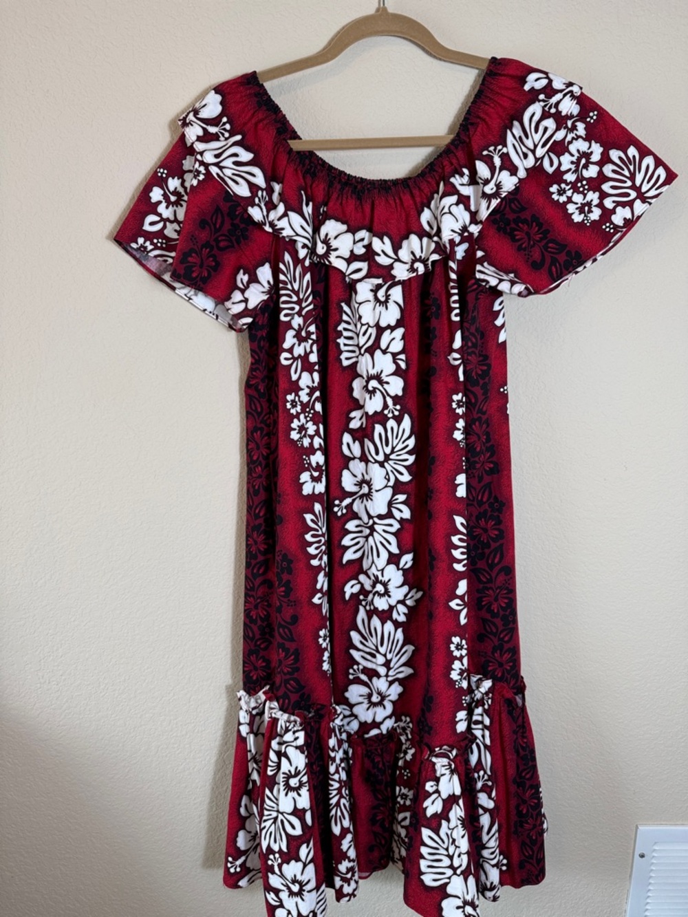 Royal Hawaiian Creations Red‎ & Black Floral HawaiianDress 
Size L